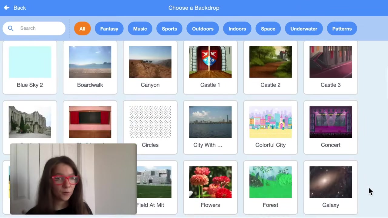 Lựa chọn bối cảnh khu rừng cho cảnh mở đầu câu chuyện.