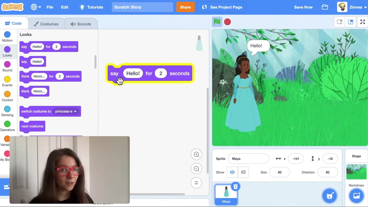 Ghép khối lệnh "khi nhấp vào cờ xanh" với khối "nói" để nhân vật chào khi bắt đầu.