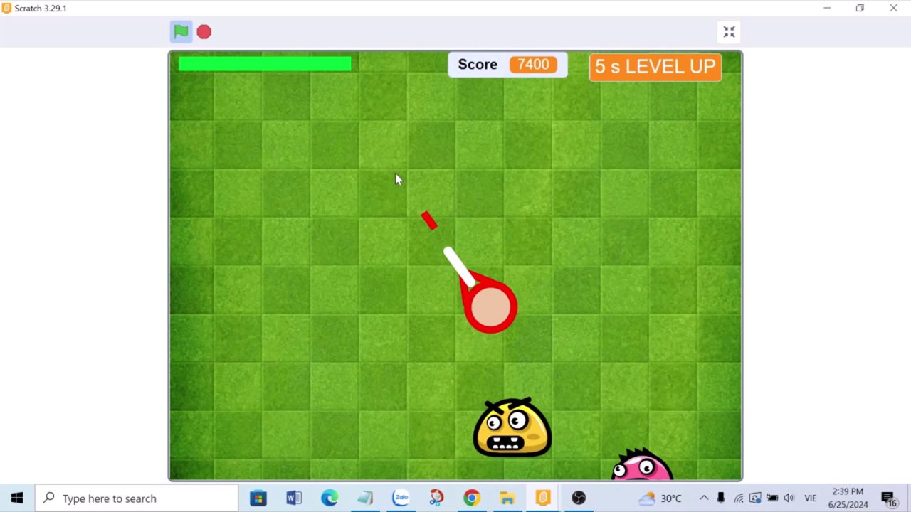 Giao diện đầy đủ của Scratch với các khối lệnh màu sắc, nơi trò chơi được tạo ra.