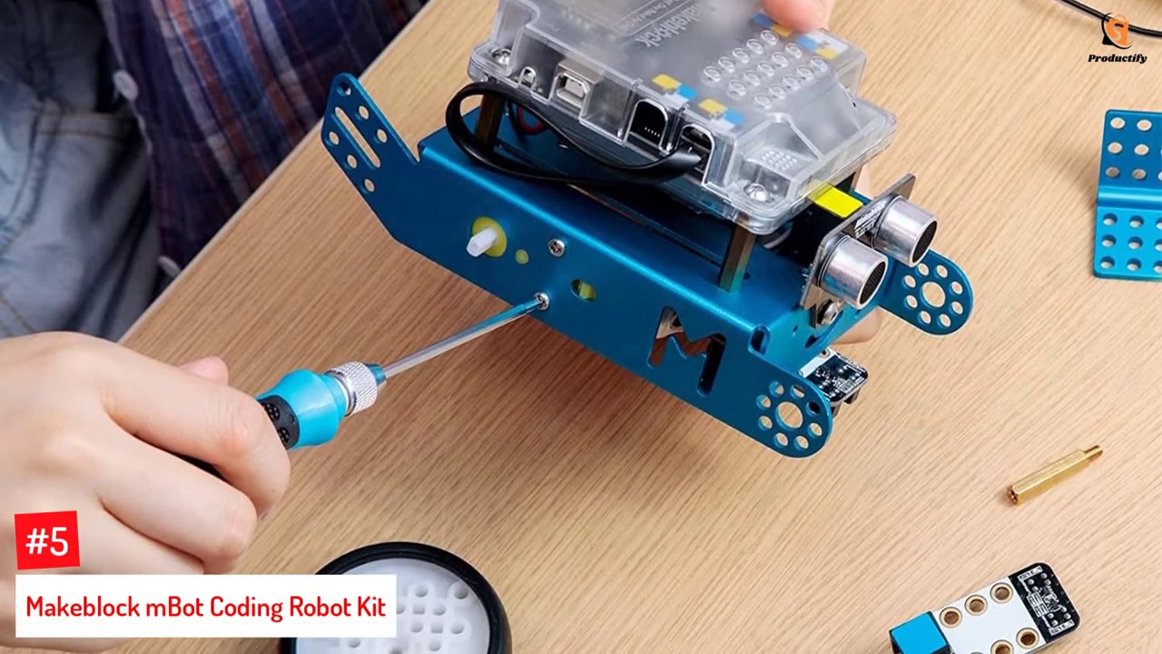 Một em bé đang chăm chú lắp ráp robot với các bộ phận nhựa màu sắc.