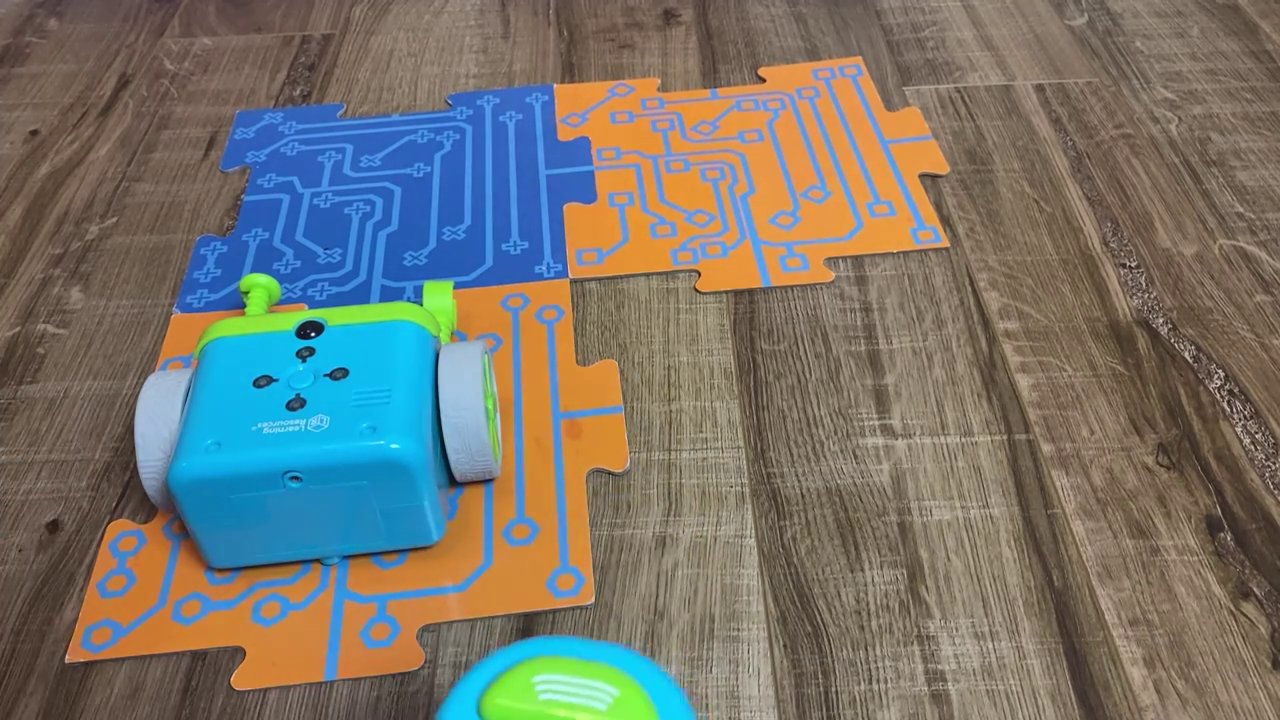 Từ Những Dòng Code Đầu Tiên Đến Nhà Sáng Tạo Nhí: Hành Trình Scratch Của Trẻ Em 3 Hình ảnh một em nhỏ đang tập trung kéo thả các khối lệnh trên màn hình máy tính.