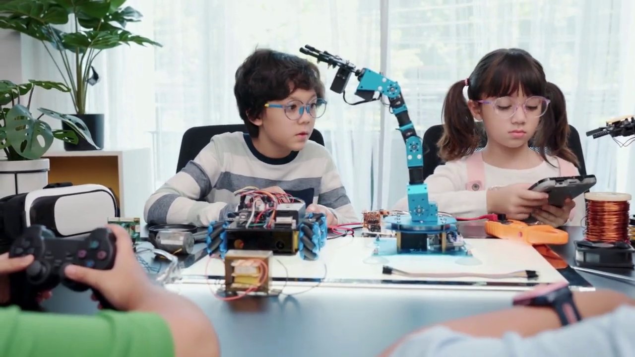 Sơ đồ minh họa ba bộ phận chính của robot: cảm biến (mắt), động cơ (ta y), và bo mạch chủ (não).