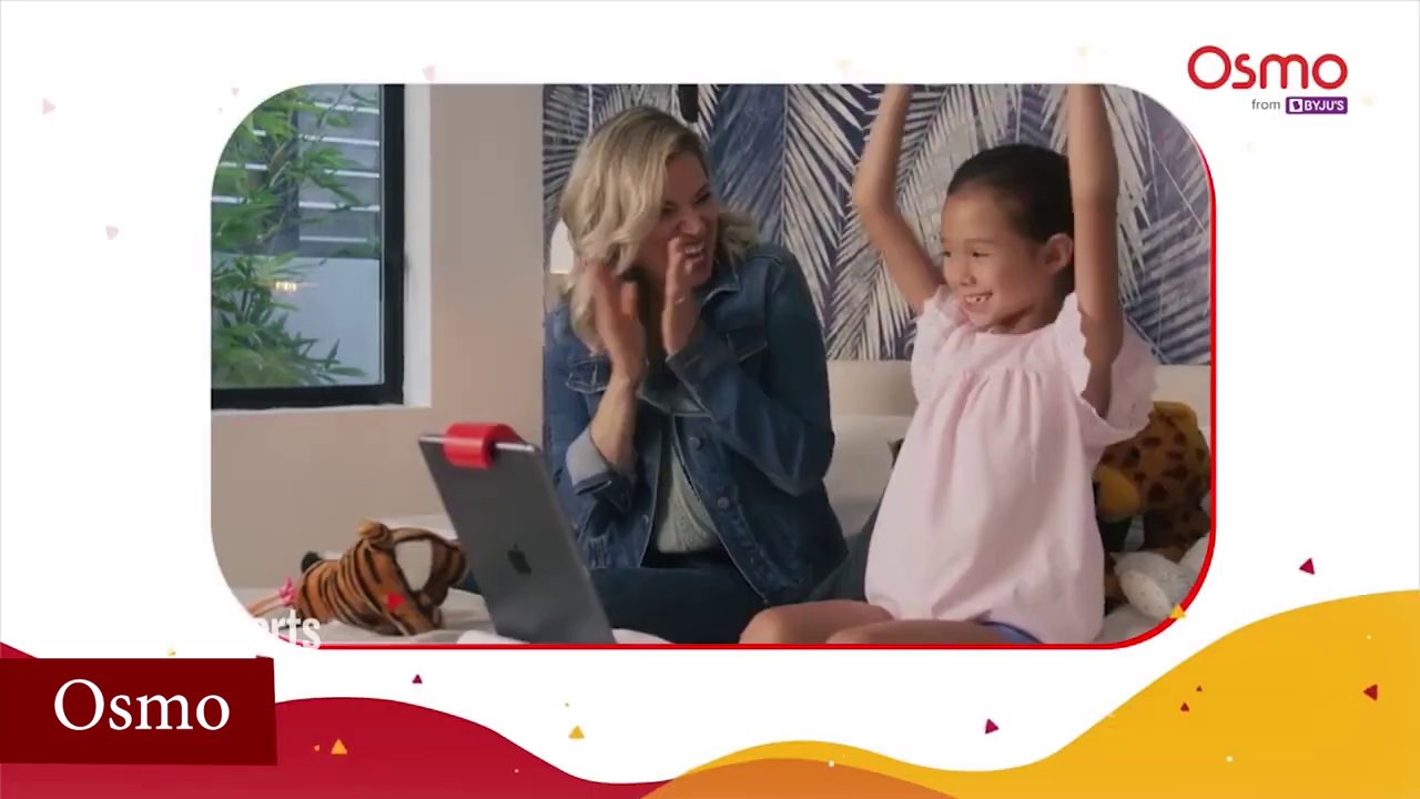 Một đứa trẻ đang cười toe toét khi nhìn thấy nhân vật hoạt hình trên màn hình có hành động ngộ nghĩnh do lỗi lập trình.