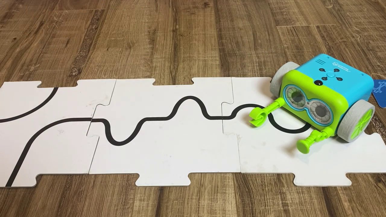 Từ Những Dòng Code Đầu Tiên Đến Nhà Sáng Tạo Nhí: Hành Trình Scratch Của Trẻ Em 4 Một em nhỏ đang chỉ cho bạn xem dự án Scratch vừa hoàn thành trên màn hình.