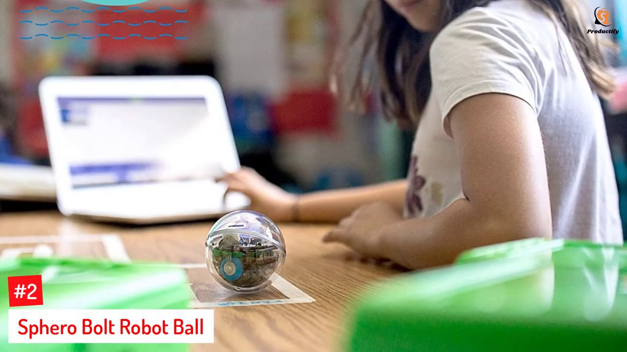 Quả bóng Sphero Bolt phát sáng với ma trận LED nhiều màu, lăn trên mặt bàn.