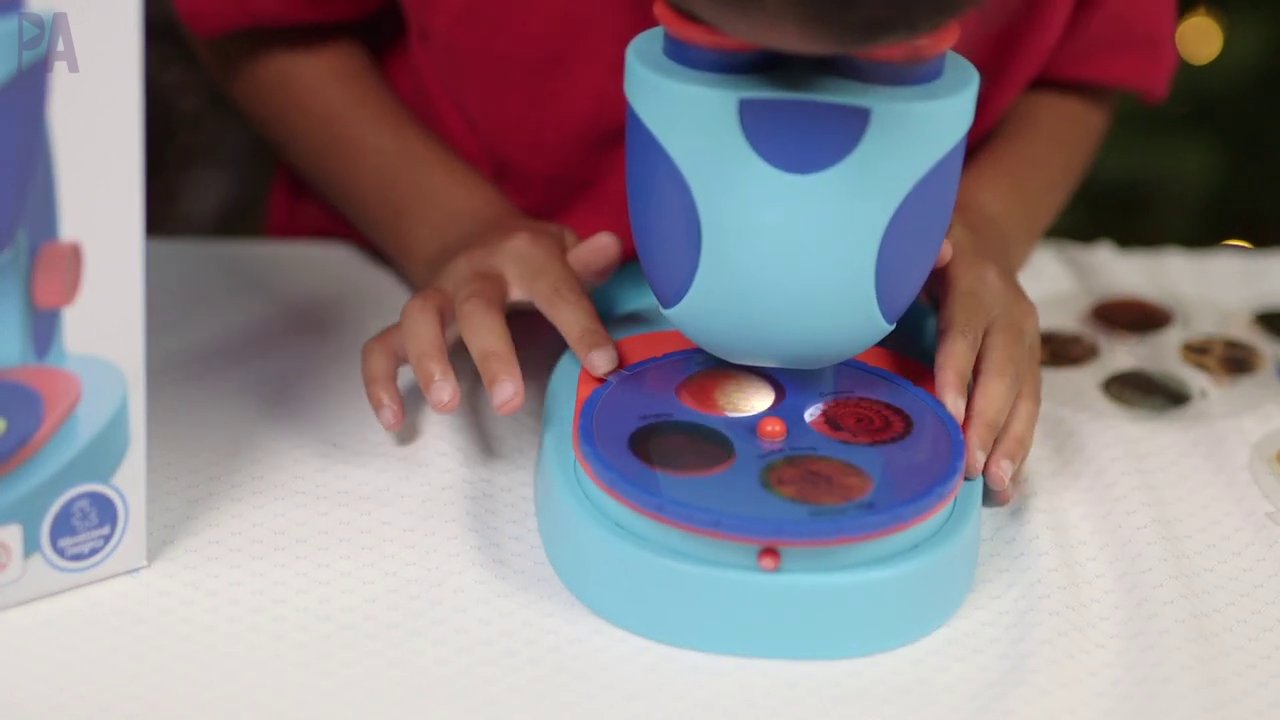 Bé trai đang chăm chú lắp ráp và lập trình cho robot.