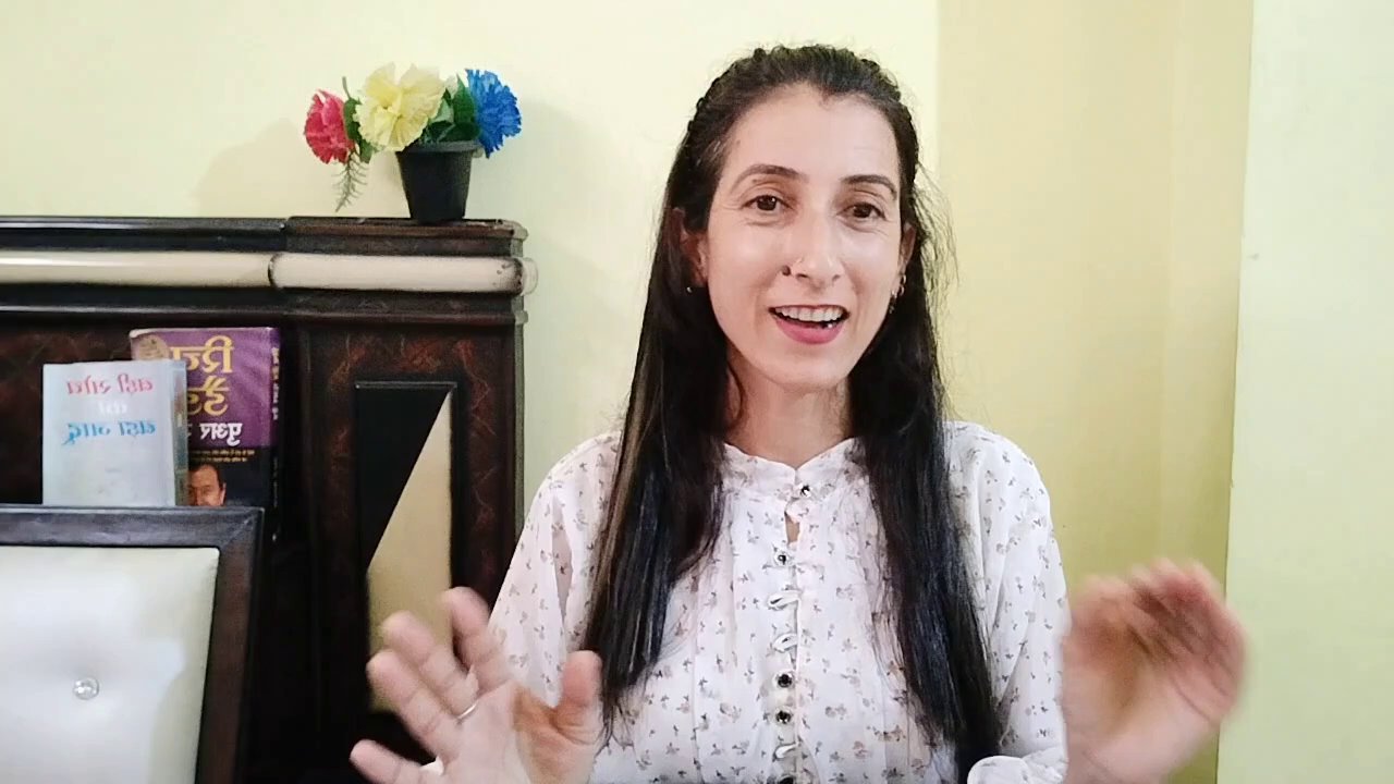 Tìm Ảnh Miễn Phí Cho Blog: Mẹo Hay Giúp Bạn Không Còn "Đau Đầu" Vì Bản Quyền 6 Một đứa trẻ đang vui vẻ chơi với robot lập trình Botley trên sàn nhà.