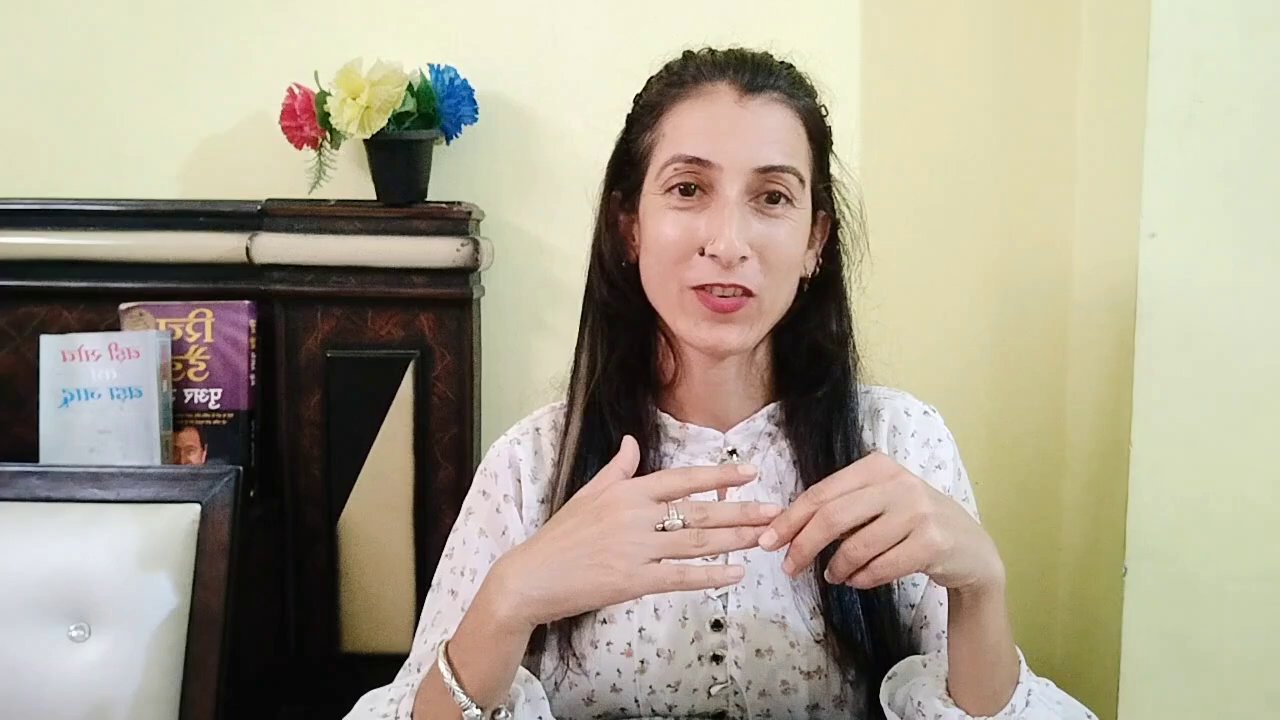 Tìm Ảnh Miễn Phí Cho Blog: Mẹo Hay Giúp Bạn Không Còn "Đau Đầu" Vì Bản Quyền 8 Một đứa trẻ đang chăm chú nhìn màn hình máy tính với các khối lệnh kéo thả, bên cạnh là một chú robot nhỏ.
